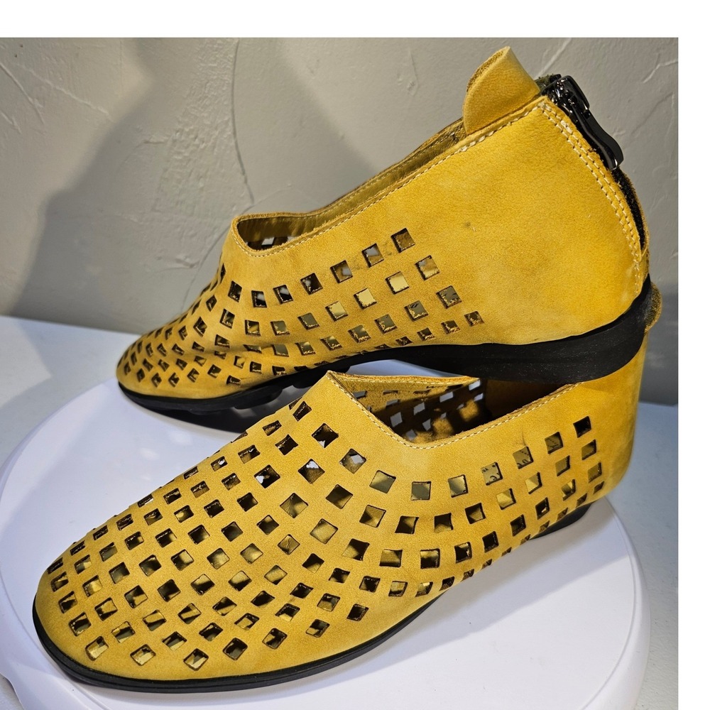 Bernie Mev Winona Lemon Yellow Perforated Laser Cut Back Zip Flats Shoes 39 New - Picture 8 of 9